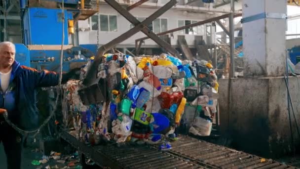 Chisinau Moldova Março 2023 Funcionário Que Movimenta Cubo Lixo Comprimido — Vídeo de Stock