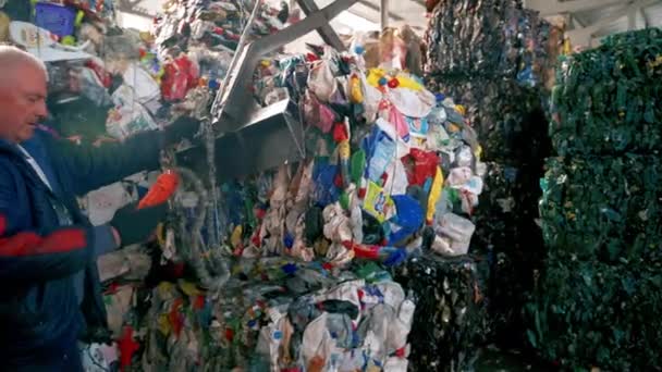 Chisinau Moldova Março 2023 Funcionário Empilha Cubo Lixo Comprimido Usando — Vídeo de Stock