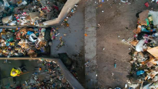 Chisinau Moldova Março 2023 Trabalhadores Uma Escavadeira Carregando Lixo Uma — Vídeo de Stock