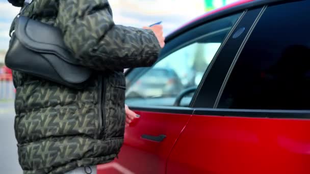 Vista Próxima Uma Mulher Desbloqueando Seu Carro Vermelho Elétrico Usando — Vídeo de Stock