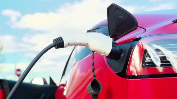 Elektrikli Kırmızı Arabanın Yakın Görüntüsü — Stok video