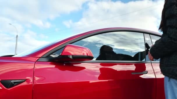 Tutup Tampilan Seorang Wanita Membuka Kunci Mobil Merah Listriknya Menggunakan — Stok Video