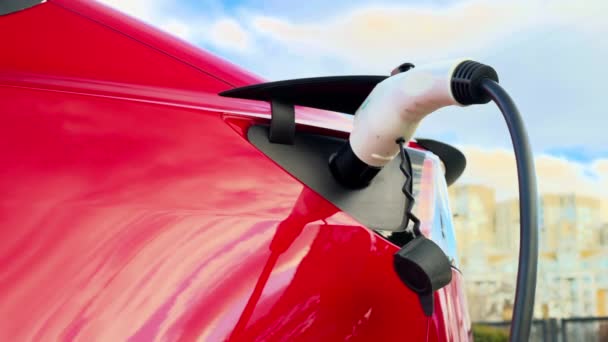 Dicht Zicht Het Opladen Van Elektrische Rode Auto — Stockvideo