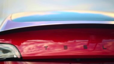 CHISINAU, MOLDOVA - Mart 2023: Arka kırmızı Tesla Model 3 logosunun yakın görüntüsü
