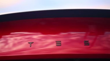 CHISINAU, MOLDOVA - Mart 2023: Arka kırmızı Tesla Model 3 logosunun yakın görüntüsü