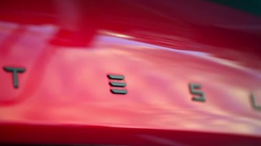 CHISINAU, MOLDOVA - Mart 2023: Arka kırmızı Tesla Model 3 logosunun yakın görüntüsü