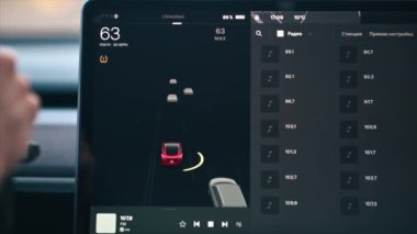CHISINAU, MOLDOVA - Mart 2023: Sürüş bilgilerine sahip bir Tesla Model 3 'ün yakın görüntüsü. Yavaş çekim