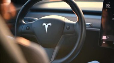 CHISINAU, MOLDOVA - Mart 2023: Tesla Model 3 'ü kullanan bir kadının yakın görüntüsü. Yavaş çekim