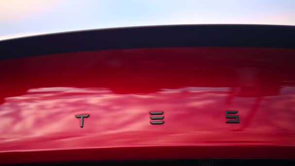 Кишинау Молдова Март 2023 Закрытый Вид Задний Красный Логотип Tesla — стоковое видео