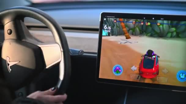 Chisinau Moldova Mart 2023 Tesla Model Direksiyon Simidi Kullanarak Oyun — Stok video
