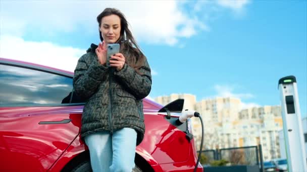 Chisinau Moldova Marzo 2023 Vista Una Mujer Usando Teléfono Inteligente — Vídeos de Stock
