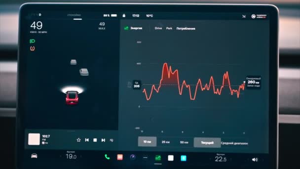 Chisinau Moldova Marzec 2023 Widok Bliska Wyświetlacza Tesla Model Informacjami — Wideo stockowe