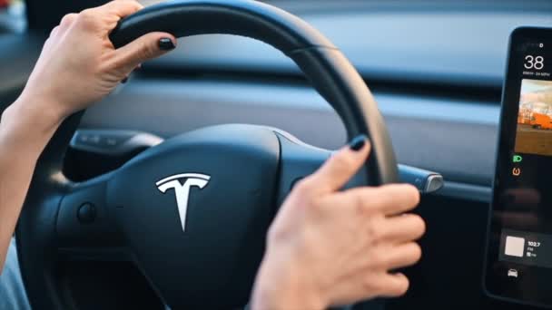 Chisinau Moldova Marzo 2023 Vista Cercana Una Mujer Conduciendo Tesla — Vídeo de stock