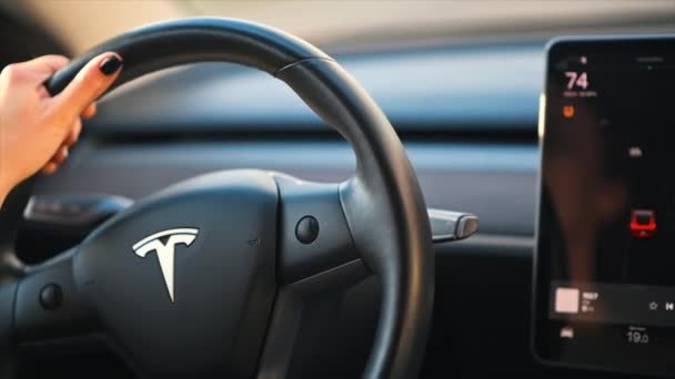Chisinau Moldova Marzo 2023 Vista Cercana Una Mujer Conduciendo Tesla — Vídeo de stock