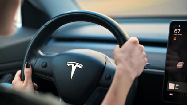 Chisinau Moldova Mart 2023 Tesla Model Kullanan Bir Kadının Yakın — Stok video