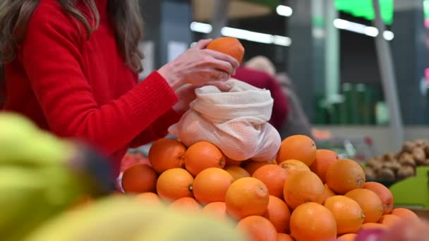 Женщина Собирает Апельсины Многоразовой Сумке Магазине Экология День Земли Медленное — стоковое видео