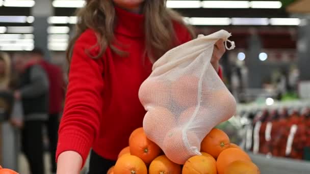 Kobieta Zbierająca Pomarańcze Torbie Wielokrotnego Użytku Sklepie Ekologia Matematyka Dnia — Wideo stockowe