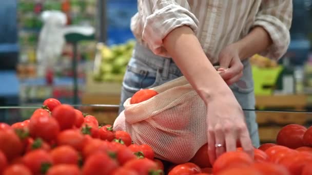 Mujer Recogiendo Tomates Una Bolsa Reutilizable Una Tienda Ecología Temática — Vídeos de Stock