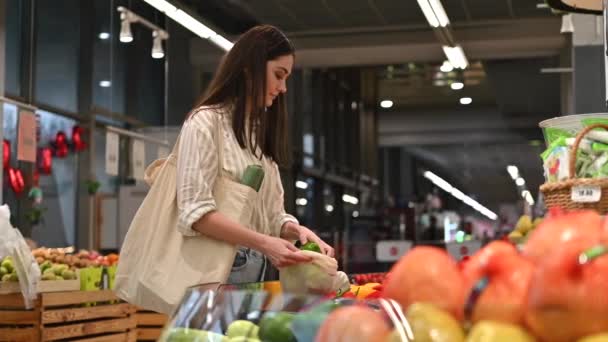 Vrouw Die Paprika Plukt Een Herbruikbare Zak Een Winkel Ecologie — Stockvideo