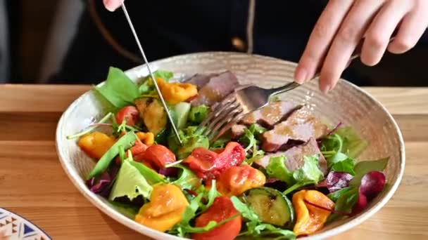 Mulher Comendo Uma Salada Carne Legumes Restaurante — Vídeo de Stock