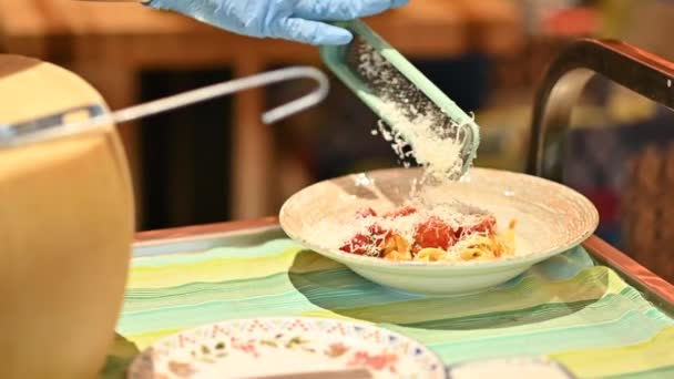 Cocinero Cocinero Preparando Pasta Italiana Una Rueda Queso Parmesano — Vídeo de stock