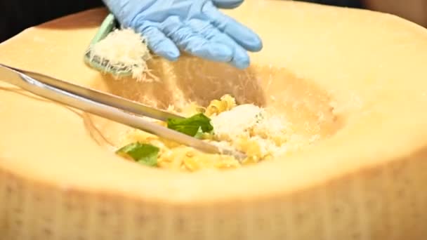Chef Cozinheiro Preparando Macarrão Italiano Queijo Roda Parmesão — Vídeo de Stock