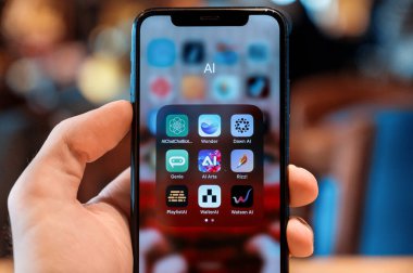 CHISINAU, MOLDOVA - APRIL, 2023: AI tabanlı uygulamalar içeren telefonu tutan adam
