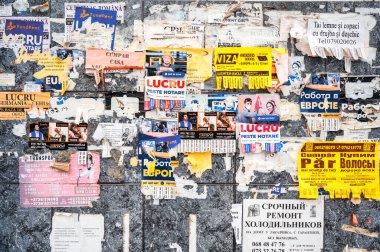 CHISINAU, MOLDOVA - Nisan 2023: Bir sürü reklam panosu