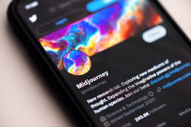 CHISINAU, MOLDOVA - Nisan 2023: Twitter 'da Midtrip AI Chat Bot hesabının yakın görüntüsü