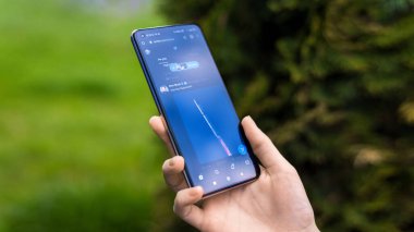 CHISINAU, MOLDOVA - Nisan 2023: Twitter 'ı açık olan bir akıllı telefonu elinde tutan kişinin görüntüsü. Arkaplanda yeşillik