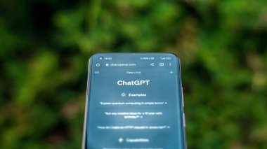 CHISINAU, MOLDOVA - Nisan 2023: AI ChatGPT 'yi açan bir akıllı telefon. Arkaplanda yeşillik