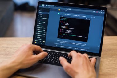CHISINAU, MOLDOVA - Nisan 2023: ChatGPT 'de bir bilgisayardan saat yazma talebi yapan bir kişi C. Chat bot örneğini sunuyor.