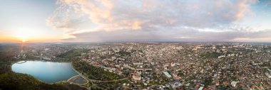 Chisinau 'nun günbatımında Moldova' da hava aracı panoramik görüntüsü. Valea Morilor parkı, birden fazla konut, hükümet ve ofis binaları, yeşillik