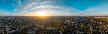 Chisinau 'nun günbatımında Moldova' da hava aracı panoramik görüntüsü. Birden fazla görünür yerleşim bölgesi, konut, hükümet ve ofis binaları, yeşillik