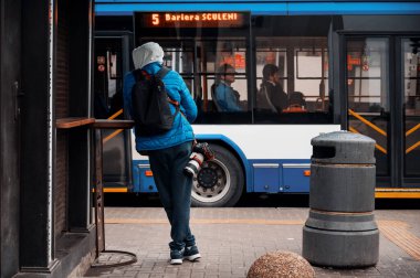 Moldova 'nın Chisinau kentindeki otobüs durağında bekleyen bir adamın görüntüsü. Arkaplanda Trolleybus