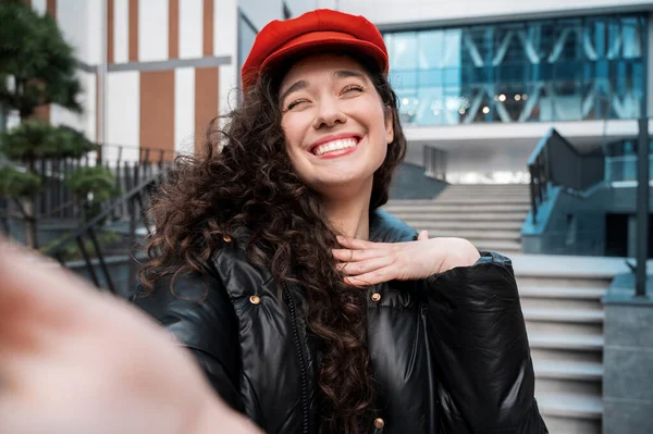 Young Smiling Woman Blogger Influencer Red Hat Taking Selfie Smartphone — Stock Photo, Image