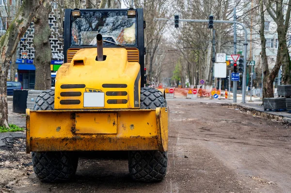 Moldova, Chisinau 'da tamir edilen bir sokakta park halindeki bir buldozer görüntüsü