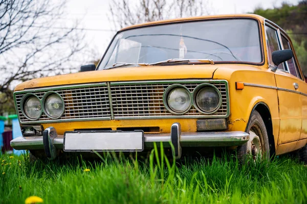 Στενή Θέα Ενός Σταθμευμένου Κίτρινο Παλιό Σοβιετικό Αυτοκίνητο Στο Πράσινο — Φωτογραφία Αρχείου