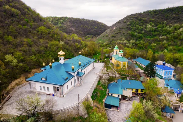 Aerial Drone View Saharna Monastery Moldova 숲으로 계곡에 교회들이 수도원들 — 스톡 사진