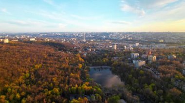 Chisinau 'nun günbatımında Moldova' da hava aracı görüntüsü. İkamet bölgesi ve park gölü ve çevresindeki yerleşim yerleri.