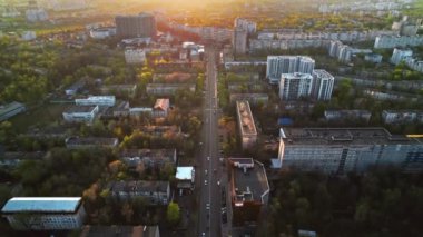 Chisinau 'nun günbatımında Moldova' da hava aracı görüntüsü. Birden fazla binası, yeşilliği ve arabalı yolları olan yerleşim yerleri.