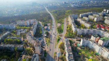 İlkbaharda Chisinau, Moldova 'da hava aracı görüntüsü. Birden fazla dairesi olan yerleşim bölgesi, yeşillikli park yeri, hareket eden arabalı yol.