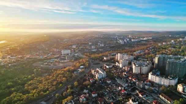 Drohnenaufnahme Von Chisinau Bei Sonnenuntergang Moldawien Wohnviertel Mit Mehrfamilienhäusern Grünflächen — Stockvideo