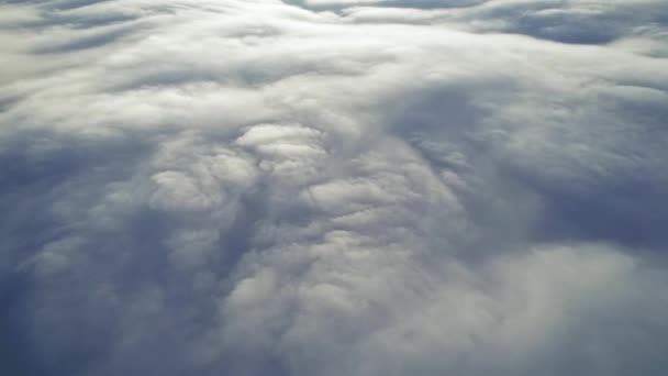 Widok Lotu Drona Nad Bujnymi Chmurami Odbijającymi Światło Słoneczne — Wideo stockowe