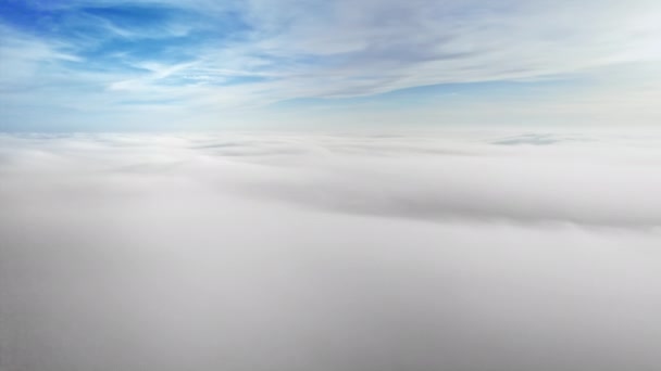Widok Lotu Drona Nad Bujnymi Chmurami Odbijającymi Światło Słoneczne — Wideo stockowe