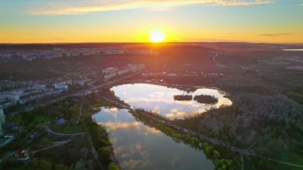 Luchtdrone Zicht Chisinau Bij Zonsondergang Moldavië Alunelul Park Met Groen — Stockvideo