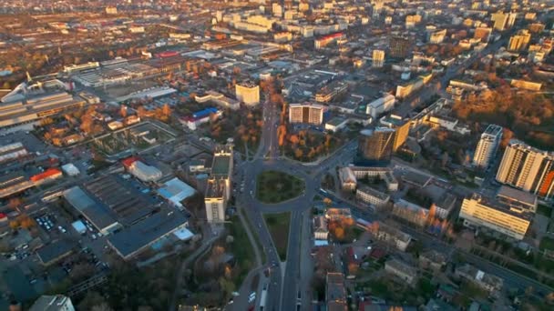 Luchtdrone Zicht Chisinau Bij Zonsondergang Moldavië Kantoor Woongebouwen Groen Rotonde — Stockvideo