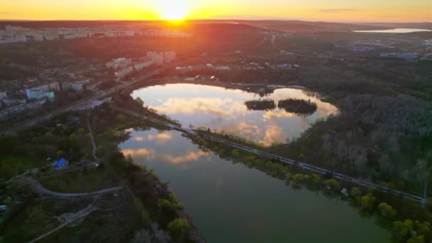 Flygdrönare Syn Chisinau Vid Solnedgången Moldavien Alunelul Park Med Grönska — Stockvideo