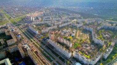 İlkbaharda Chisinau, Moldova 'da hava aracı görüntüsü. Birden fazla dairesi, yeşili ve hareket halindeki arabaları olan yerleşim yerleri.