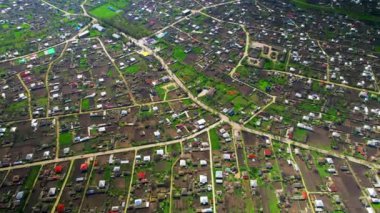 Moldova 'daki bir köyün dikey hava aracı görüntüsü. Birden fazla bina, yeşillik, yollar.
